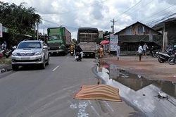 Đi nhận quà từ thiện bị xe tông, vợ tử vong chồng con nhập viện