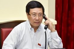 Phó Thủ tướng, Bộ trưởng Ngoại giao Phạm Bình Minh điện đàm với Bộ trưởng Ngoại giao Singapore