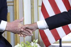 Tổng thống Macron dồn lực khi bắt tay, ông Trump 'lãnh hậu quả'