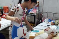 Đau lòng chị nhảy vào cứu em trong đám cháy, cả hai bị bỏng nặng mà không có tiền điều trị