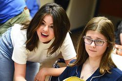 Selena Gomez rạng rỡ đi thăm các bệnh nhi