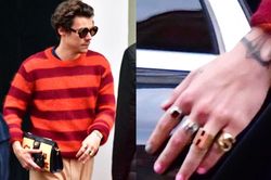 Harry Styles gây bàn tán vì sơn móng tay hồng, cầm ví nữ tính