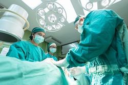 Ghép gân tứ đầu đùi giúp bệnh nhân bị tai nạn không phải cắt cụt chân