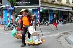 Sống chậm cuối tuần: Hàng rong, quán nhỏ và tiệm ăn