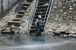 Dân đổ ra 2 bờ sông Tô Lịch tròn mắt xem tiến sĩ Nhật Bản làm điều lạ lùng giữa sông