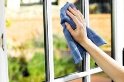 Bí quyết lau cửa kính sạch bóng với các nguyên liệu tự nhiên