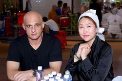 Đã ly hôn 5 năm, chồng Tây của Phi Thanh Vân bất ngờ đến viếng bố vợ với ngoại hình khác lạ