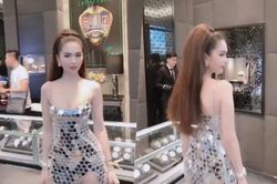 Diện váy sequin óng ánh, Ngọc Trinh hóa thân thành 'nàng tiên cá' tại Singapore