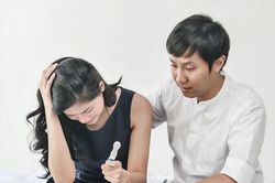 Những lý do khiến vợ chồng thực hiện tránh thai nhưng vẫn 'dính' bầu