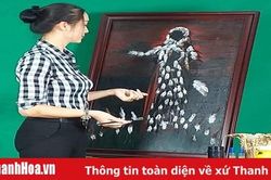 Cô gái và những bức tranh làm từ lông gà, lông vịt