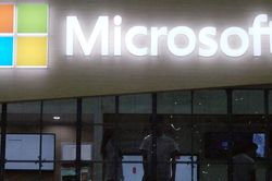 Cổ phiếu Microsoft lập kỷ lục, vốn hóa vượt 1.000 tỷ USD