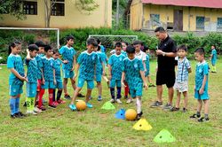 Lớp bóng đá miễn phí cho trẻ em vùng cao