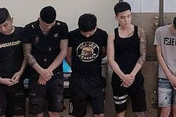 Sáng sớm, 'lôi' 18 nam thanh nữ tú ra khỏi quán karaoke