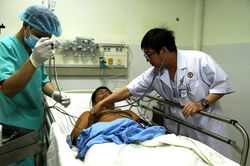 Cứu hai ngư dân nguy kịch ở quần đảo Trường Sa
