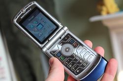 Đồng ý dùng điện thoại nắp gập 1 tuần, được tặng ngay 1.000 USD