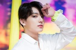 Jungkook BTS vượt rào, lao xuống khán đài gặp fan nhưng ARMY lại nổi giận
