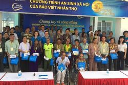 Trao quà, khám bệnh miễn phí cho hộ nghèo và gia đình chính sách