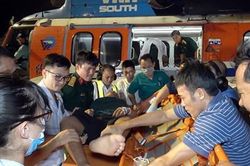 Đưa hai ngư dân gặp nạn từ huyện đảo Trường Sa vào đất liền điều trị