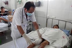 Bị thương nặng vì sét đánh khi chơi điện thoại