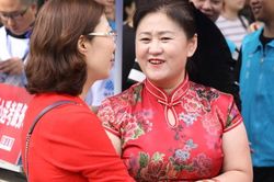 Sĩ tử Trung Quốc vào mùa và vạn trạng kiểu 'mê tín' của các phụ huynh