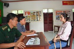 Bắt quả tang một phụ nữ vận chuyển 50.000 USD từ Campuchia về Việt Nam