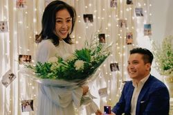 MC Liêu Hà Trinh được bạn trai quỳ gối cầu hôn lãng mạn