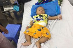 Bé trai bị bệnh cha bán lợn không ai mua đã được bạn đọc giúp