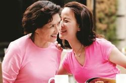 MẸ NGỒI VÁ ÁO NÀNG DÂU