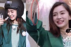 Tập mới của 'Keep Running': Angelababy vô tình lộ ra hình xăm?