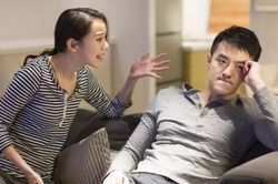 Vợ bị chồng đạp vì nằm hớ hênh khi ngủ trưa