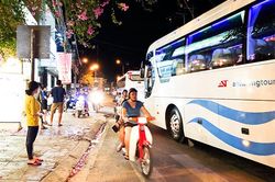 Xe du lịch đậu đỗ chiếm lòng đường