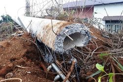 Gãy trụ điện, 1 công nhân bị đè tử vong