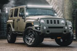 Jeep Wrangler đã hầm hố nay còn sang trọng hơn với bản độ Black Hawk Expedition