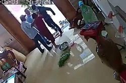 Nhóm người đàn ông vào nhà hành hung người phụ nữ chấn thương sọ não