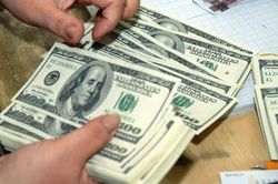 Một phụ nữ mang trái phép 50.000 USD qua biên giới