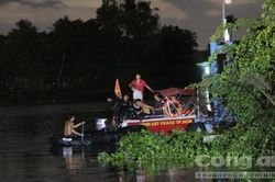 Cảnh sát dầm mưa tìm thi thể người đàn ông dưới sông Sài Gòn