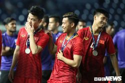 Công Phượng hết buồn, tuyển Việt Nam cười nghiêng ngả nhận huy chương
