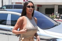 Kim Kardashian, chân dài Victoria's Secret mặc táo bạo xuống phố