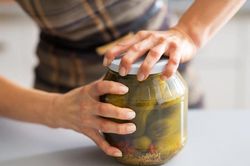 Mở nắp hộp thủy tinh không tốn sức và mẹo hữu ích trong bếp