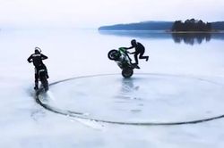 Màn biểu diễn môtô trên băng độc đáo