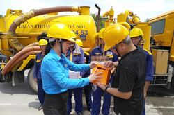 Chia sẻ, động viên công nhân thoát nước làm việc trong nắng nóng