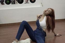 Elly Trần bóp eo méo tường sau tuyên bố 'chọi mặt đứa kêu photoshop'