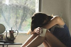 Vợ xinh tức phát khóc vì chồng hững hờ, chỉ thích 'tự xử'