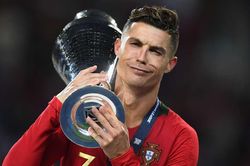 Ronaldo lập kỷ lục vô tiền khoáng hậu, Messi phát thèm