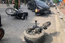 Ô tô con húc loạn xạ trên phố ở Hạ Long