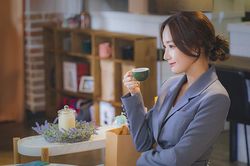 Dù phim mới bị ví như quả bom xịt thì thời trang công sở của Park Min Young vẫn làm chị em mê mệt