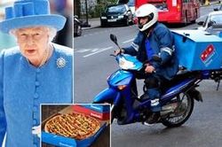 Cố vượt rào Cung điện Buckingham để giao pizza cho 'Elizabeth', shipper bị cảnh sát sờ gáy