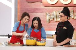 Hoa hậu Tường Linh mặc đồ đôi với mẹ ai cũng khen như hai chị em gái