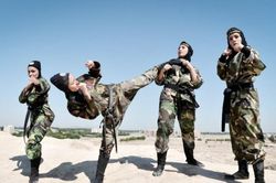 Khí phách của nữ đặc nhiệm Iran tung hoành trên sa mạc