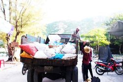 Quản lý rác thải trên đảo: Còn nhiều khó khăn